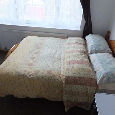 Many Worlds Meet - Eurostar, Wimbledon 30 Mins, Central London, Gatwick 15 Mins - Spacious, Sleeps Up To 16 Plus Cot - Free Wifi, Parking - Next To Lloyd Park, Great For Families, Walkers, Relocators - Ideal For Contractors Croydon Buitenkant foto