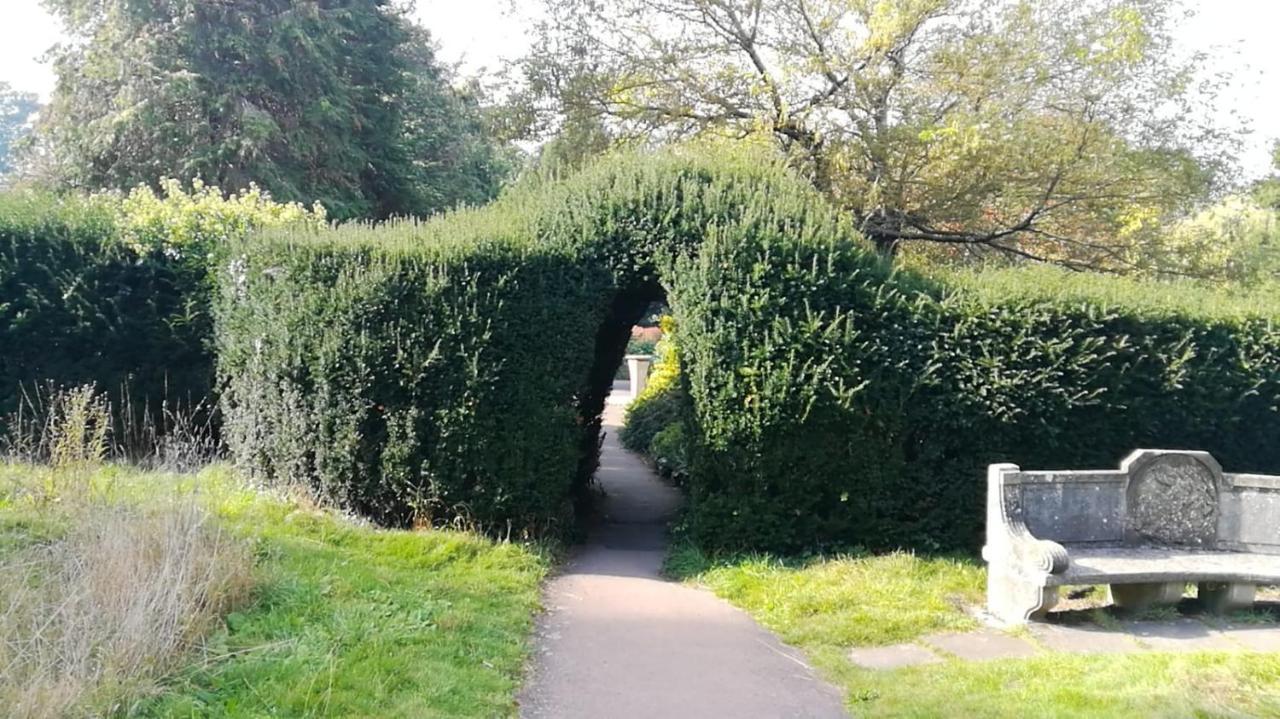 Many Worlds Meet - Eurostar, Wimbledon 30 Mins, Central London, Gatwick 15 Mins - Spacious, Sleeps Up To 16 Plus Cot - Free Wifi, Parking - Next To Lloyd Park, Great For Families, Walkers, Relocators - Ideal For Contractors Croydon Buitenkant foto