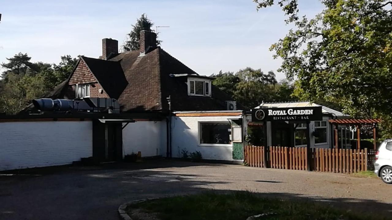 Many Worlds Meet - Eurostar, Wimbledon 30 Mins, Central London, Gatwick 15 Mins - Spacious, Sleeps Up To 16 Plus Cot - Free Wifi, Parking - Next To Lloyd Park, Great For Families, Walkers, Relocators - Ideal For Contractors Croydon Buitenkant foto