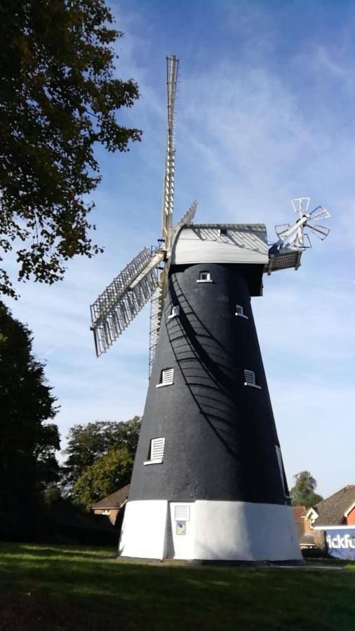 Many Worlds Meet - Eurostar, Wimbledon 30 Mins, Central London, Gatwick 15 Mins - Spacious, Sleeps Up To 16 Plus Cot - Free Wifi, Parking - Next To Lloyd Park, Great For Families, Walkers, Relocators - Ideal For Contractors Croydon Buitenkant foto