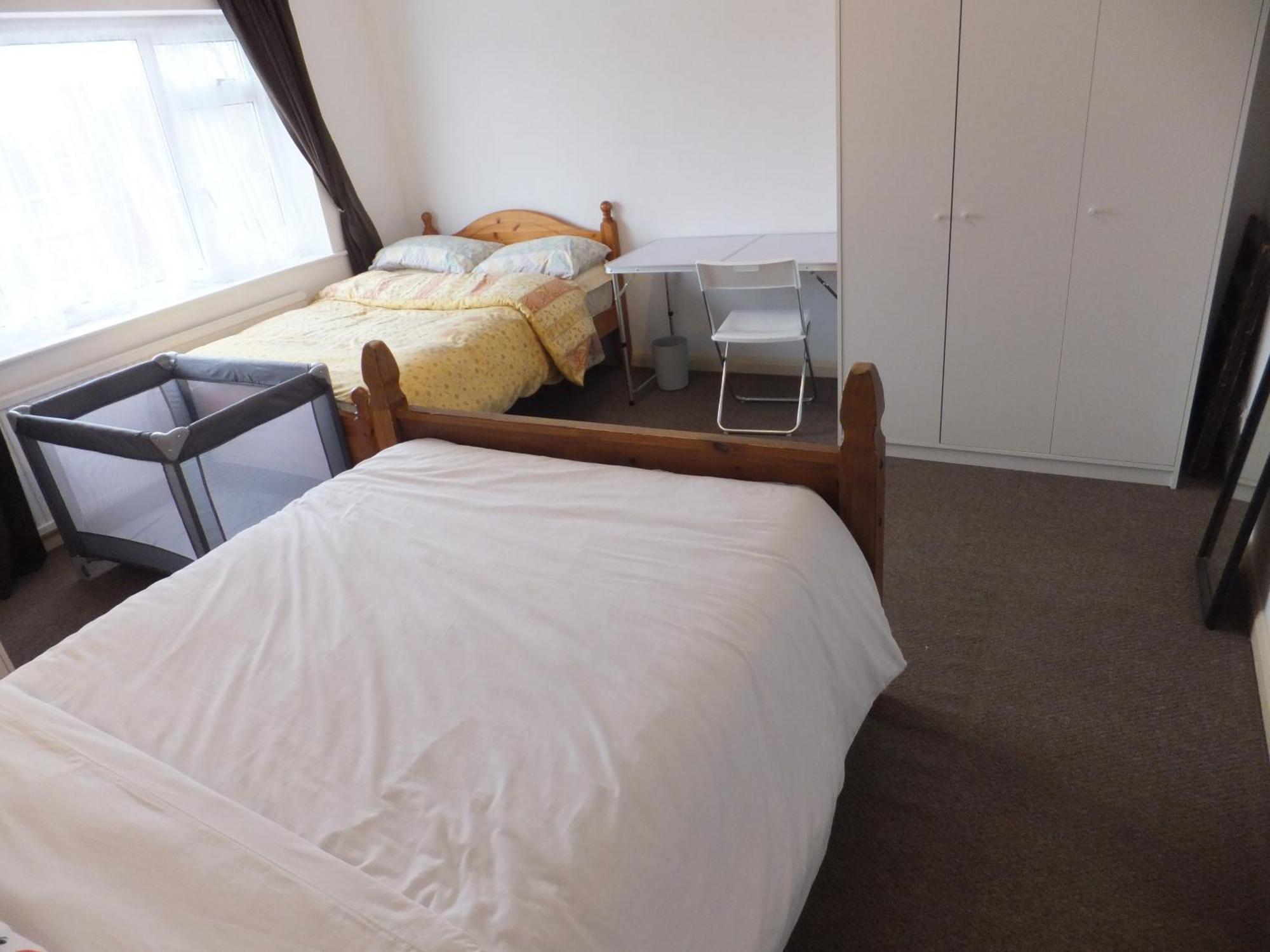 Many Worlds Meet - Eurostar, Wimbledon 30 Mins, Central London, Gatwick 15 Mins - Spacious, Sleeps Up To 16 Plus Cot - Free Wifi, Parking - Next To Lloyd Park, Great For Families, Walkers, Relocators - Ideal For Contractors Croydon Buitenkant foto