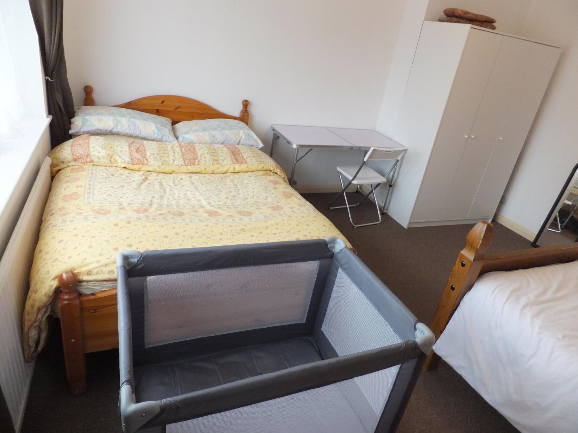 Many Worlds Meet - Eurostar, Wimbledon 30 Mins, Central London, Gatwick 15 Mins - Spacious, Sleeps Up To 16 Plus Cot - Free Wifi, Parking - Next To Lloyd Park, Great For Families, Walkers, Relocators - Ideal For Contractors Croydon Buitenkant foto